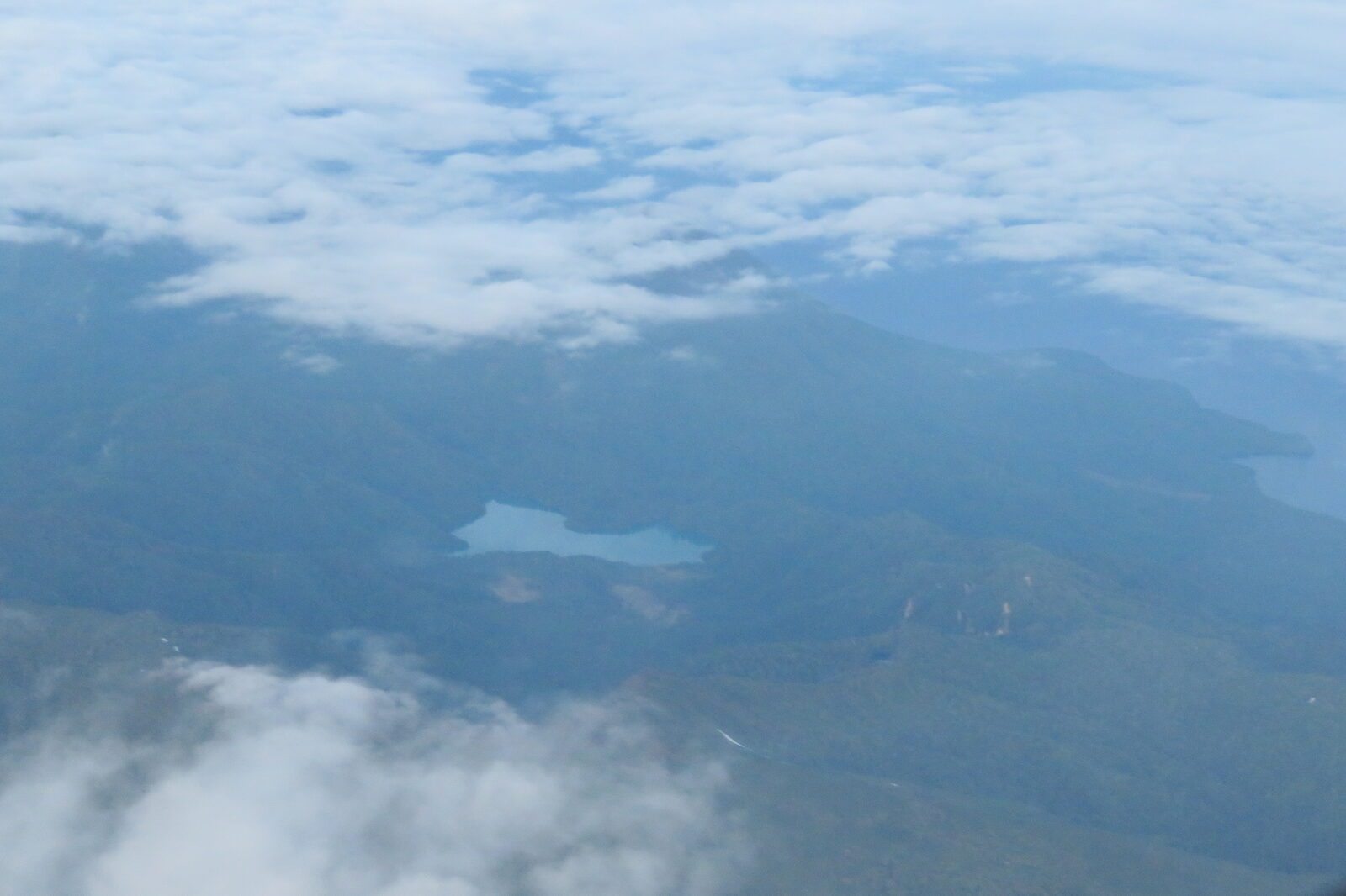 原生林に囲まれたオコタンペ湖の遠景