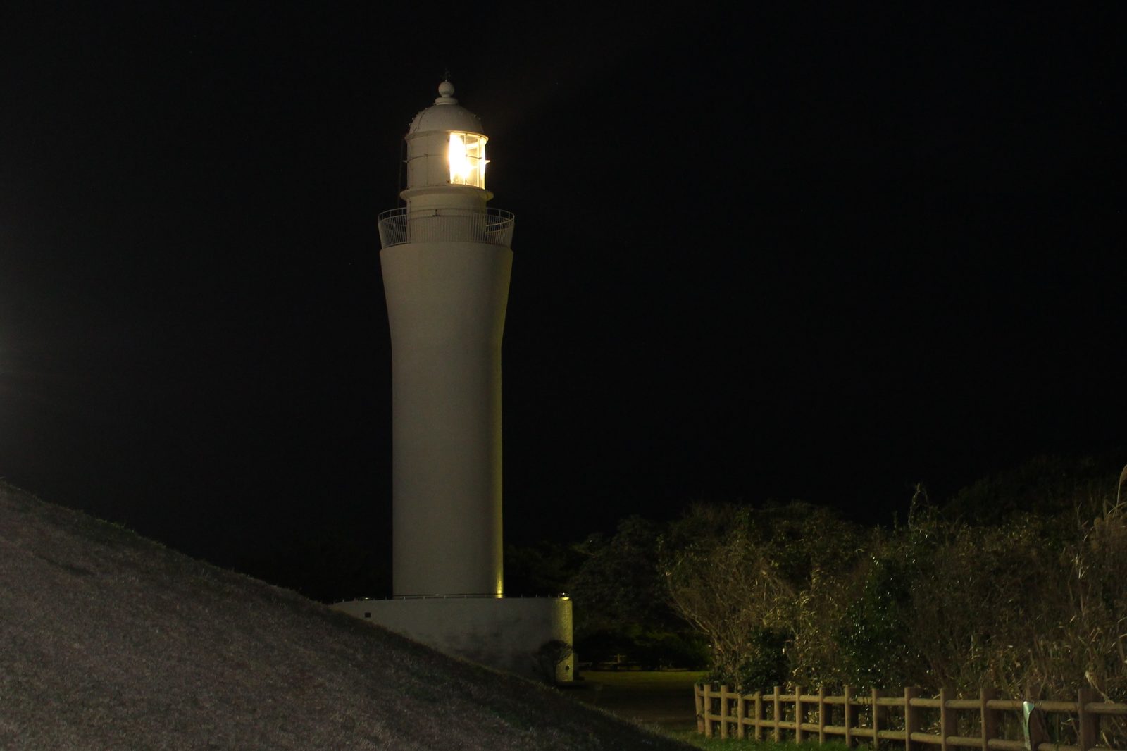 白亜の日立灯台、夜に灯りがともる様子