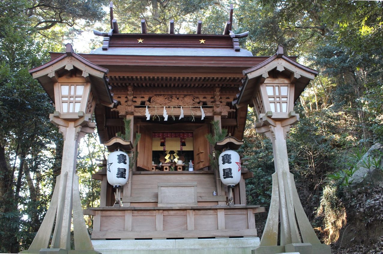 大甕神社の境内社、甕星香々背男社の社殿と灯籠