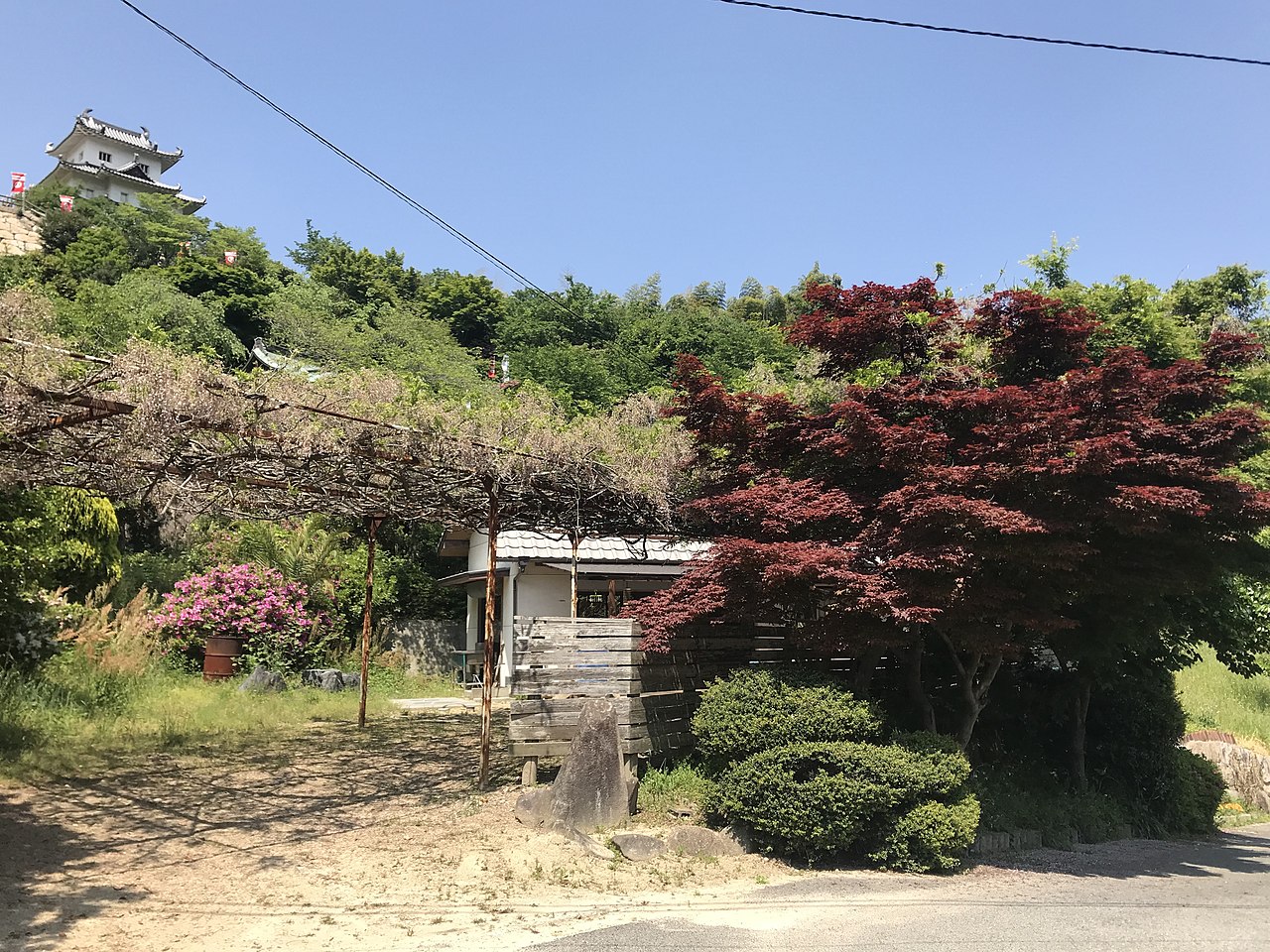 因島水軍城の天守と瀬戸内海を望む高台の城郭