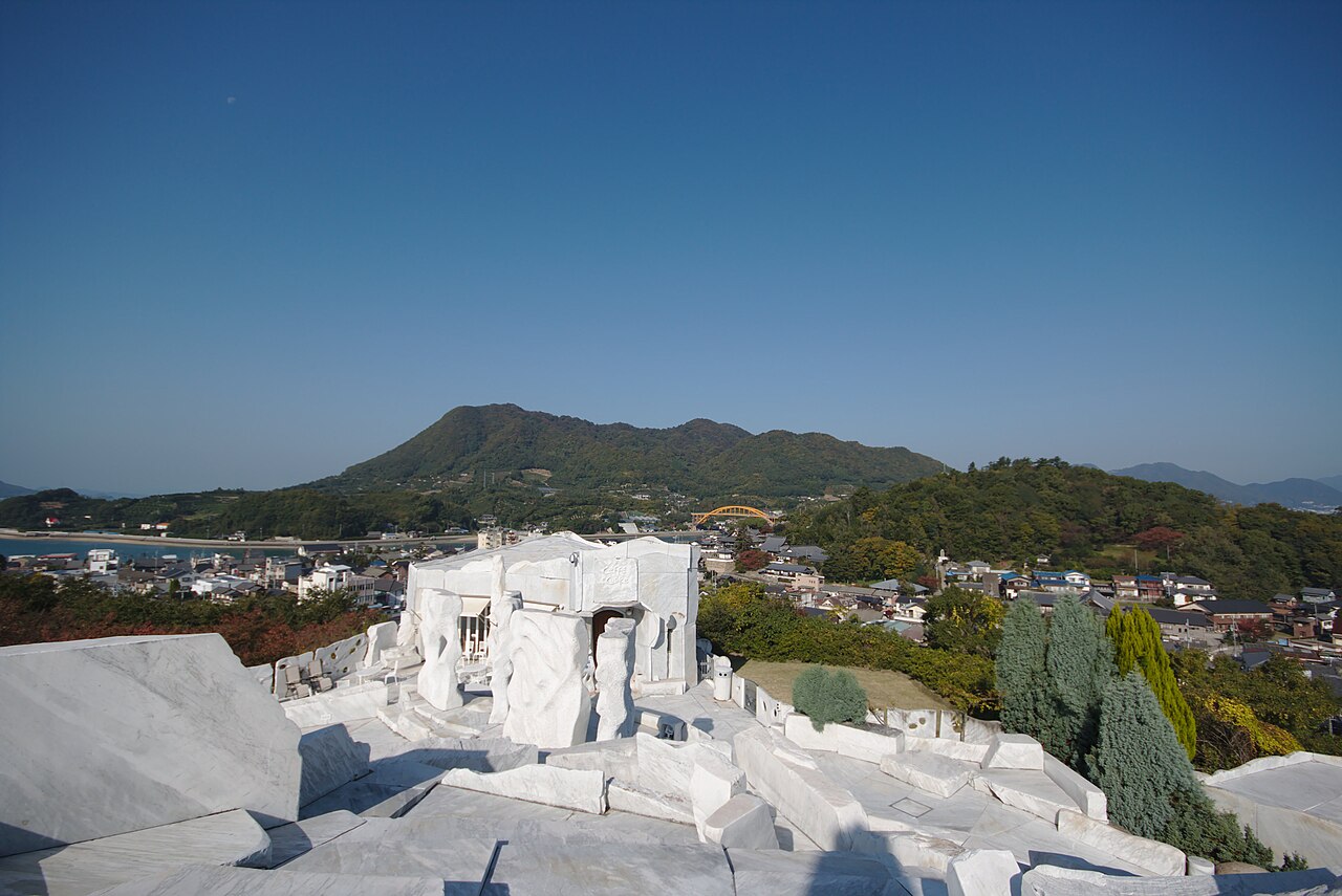 耕三寺の極彩色の本堂と孝養門
