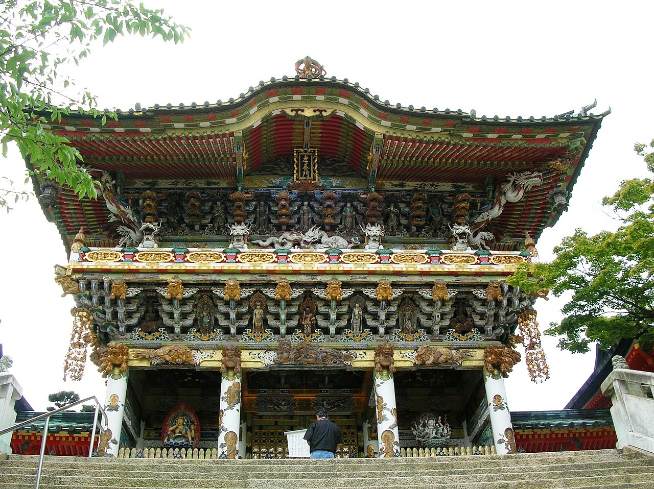 未来心の丘の白い大理石の彫刻群