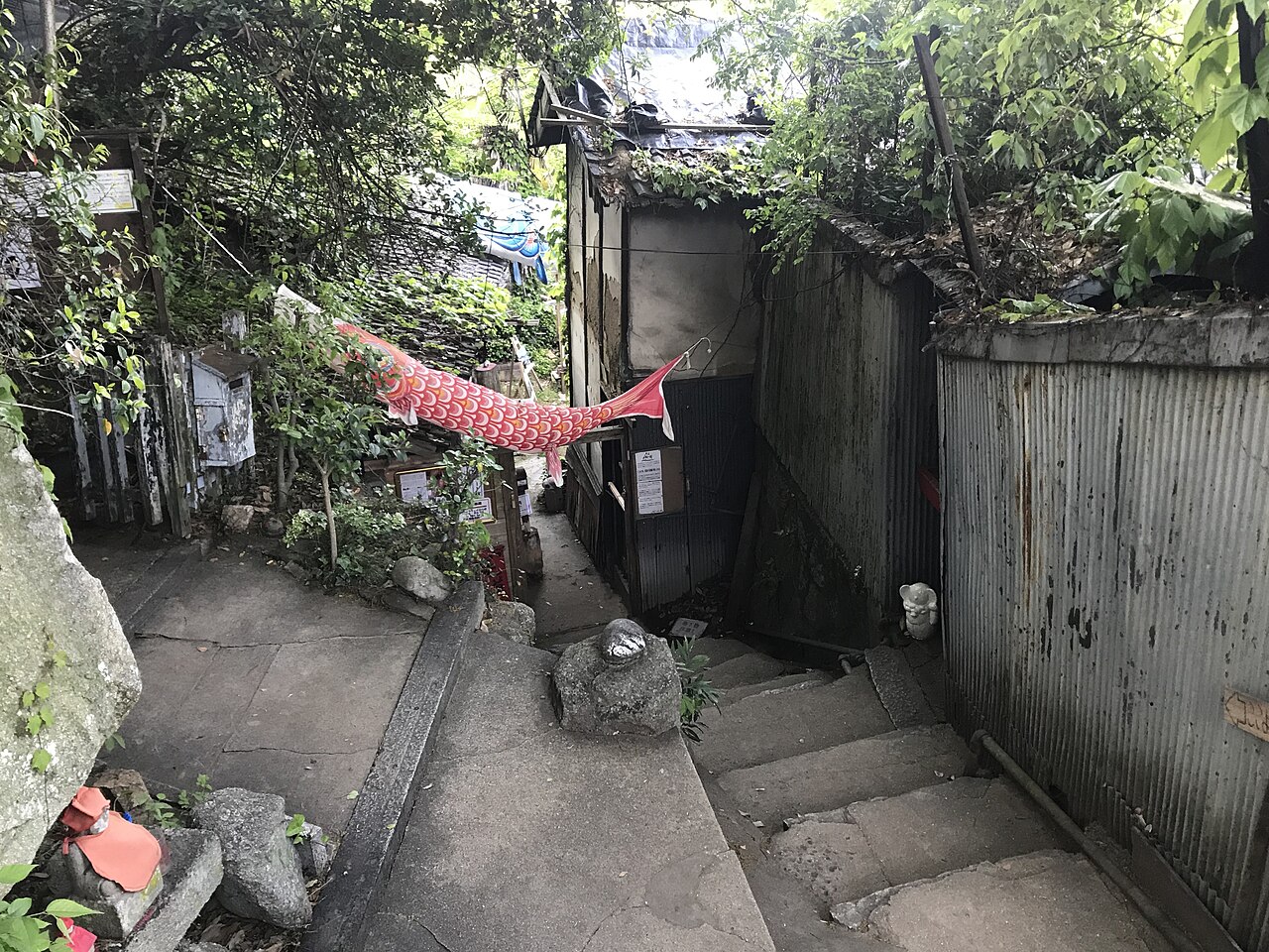鯉のぼりが飾られた猫の細道の石段