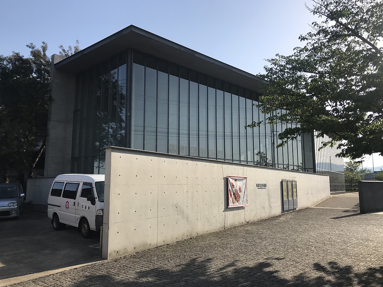 尾道市立美術館のエントランスホールから見る千光寺公園の緑