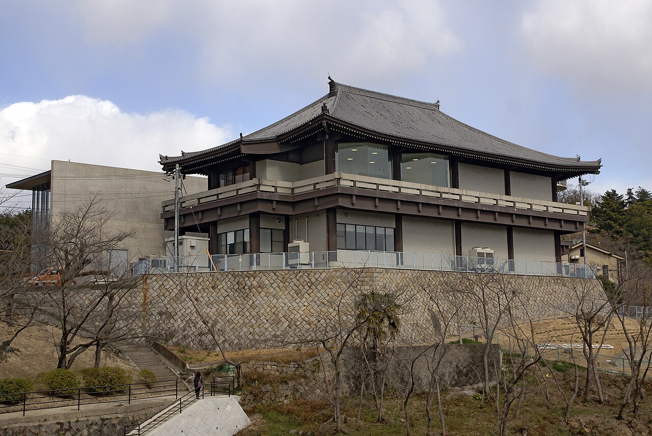 尾道市立美術館の建物と千光寺公園の桜