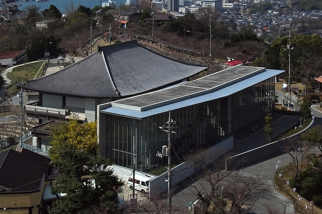 尾道市立美術館のガラス張りの外観