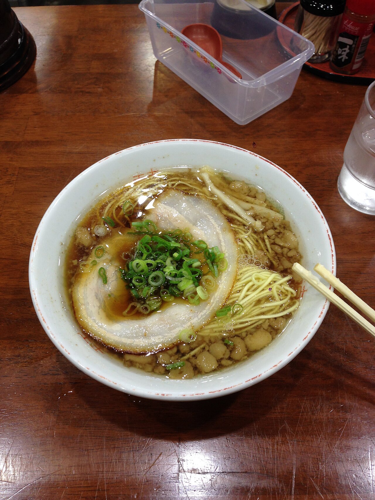 尾道ラーメン店のカウンター席と厨房