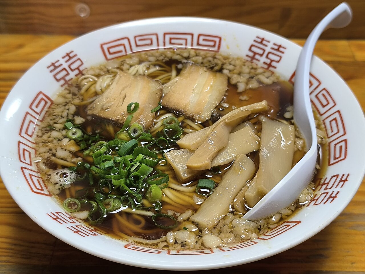 尾道ラーメンの丼、たけのこと煮豚