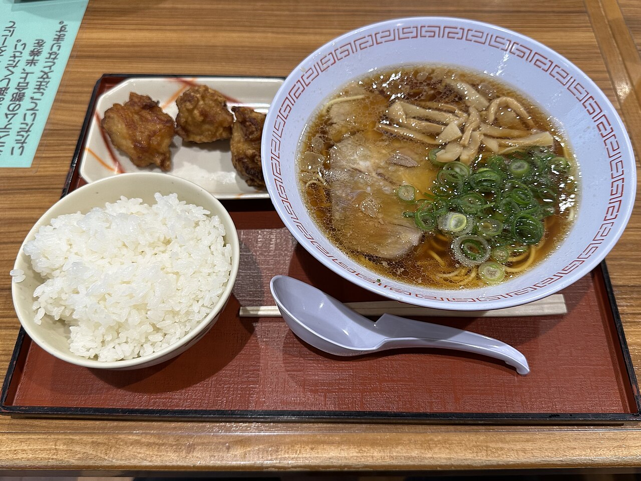 尾道ラーメンの丼、チャーシューと背脂