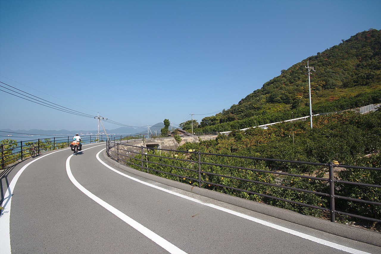 橋のたもとのレンタサイクルターミナルと自転車