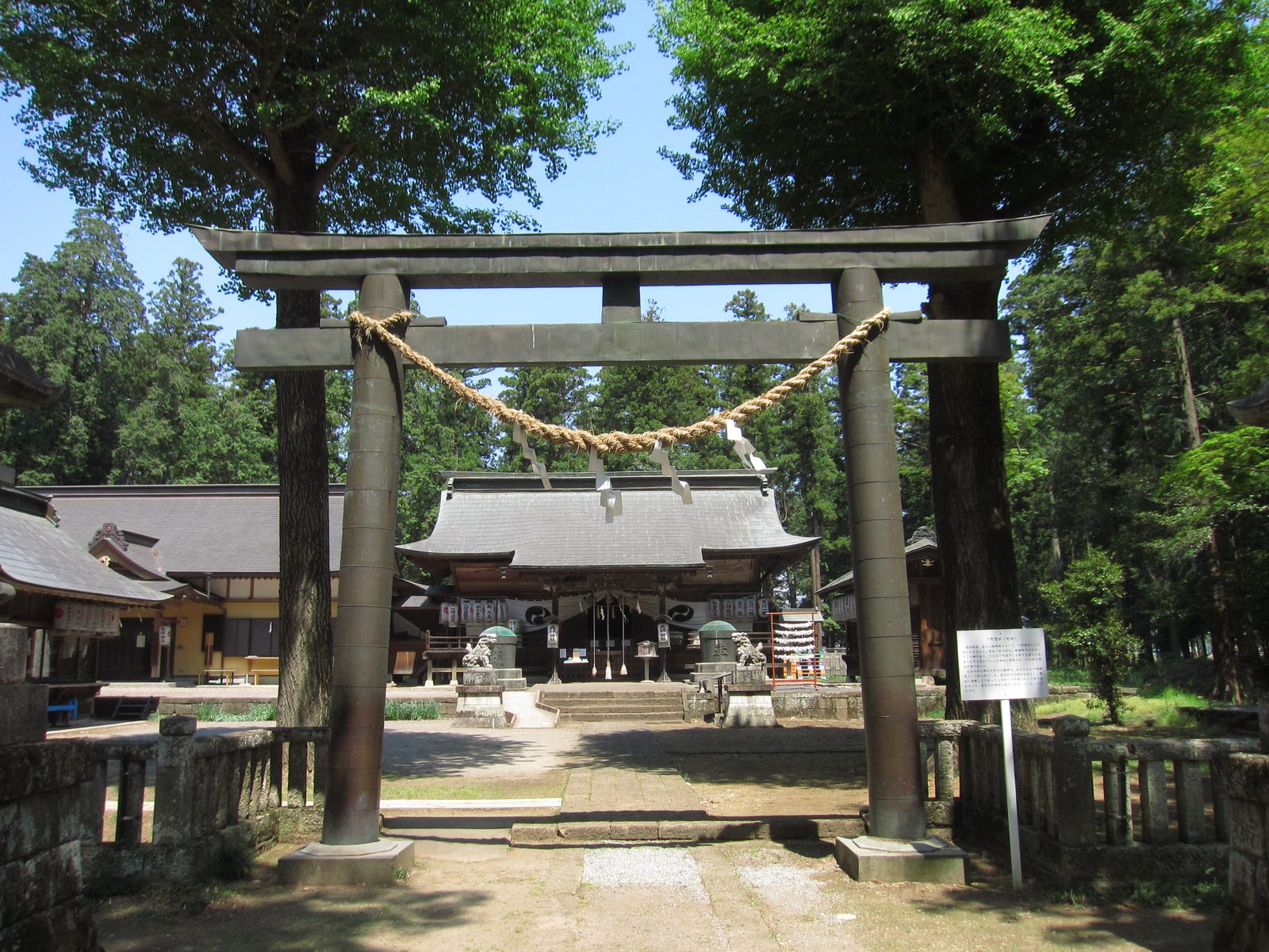 大神神社の鳥居と拝殿