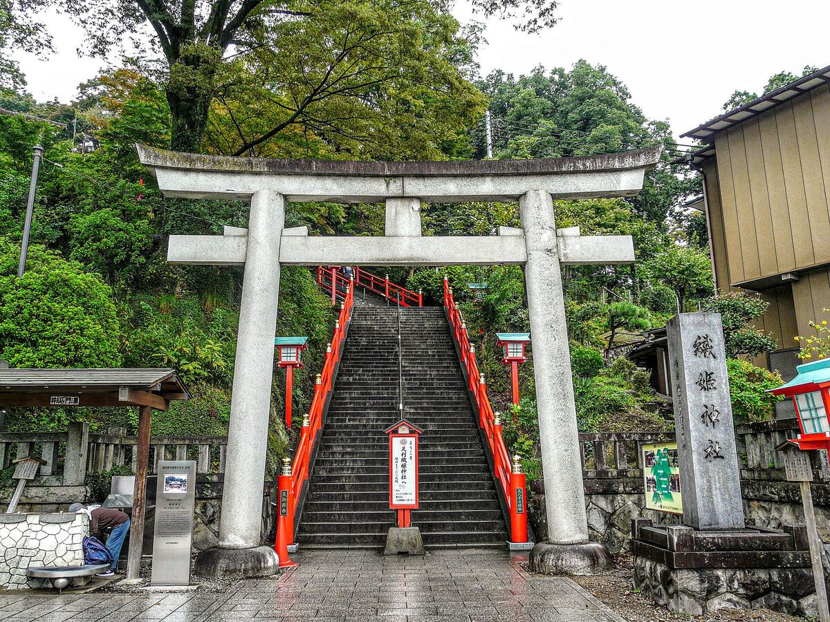 足利織姫神社の境内入口に立つ鳥居
