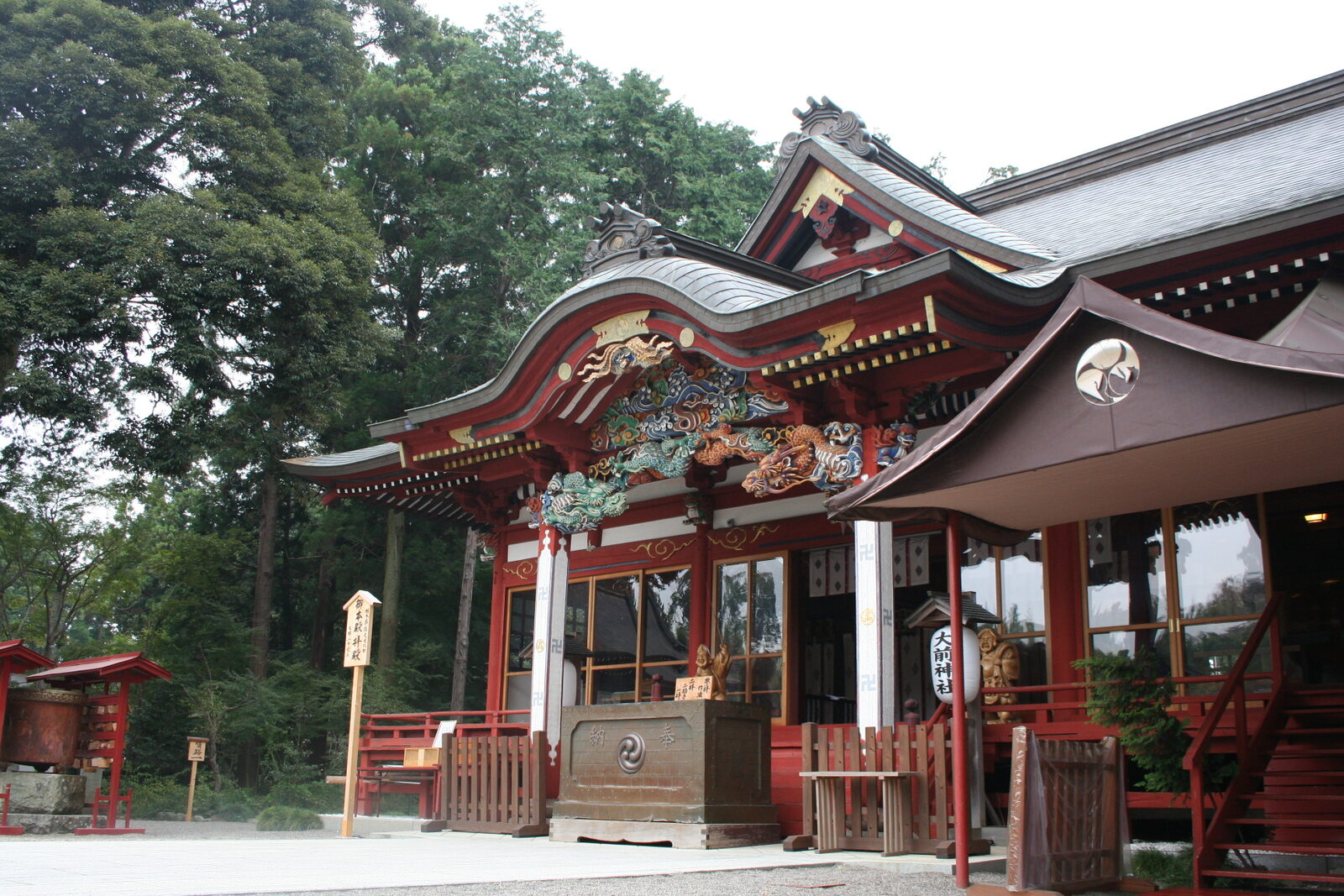極彩色の彫刻が施された大前神社の拝殿