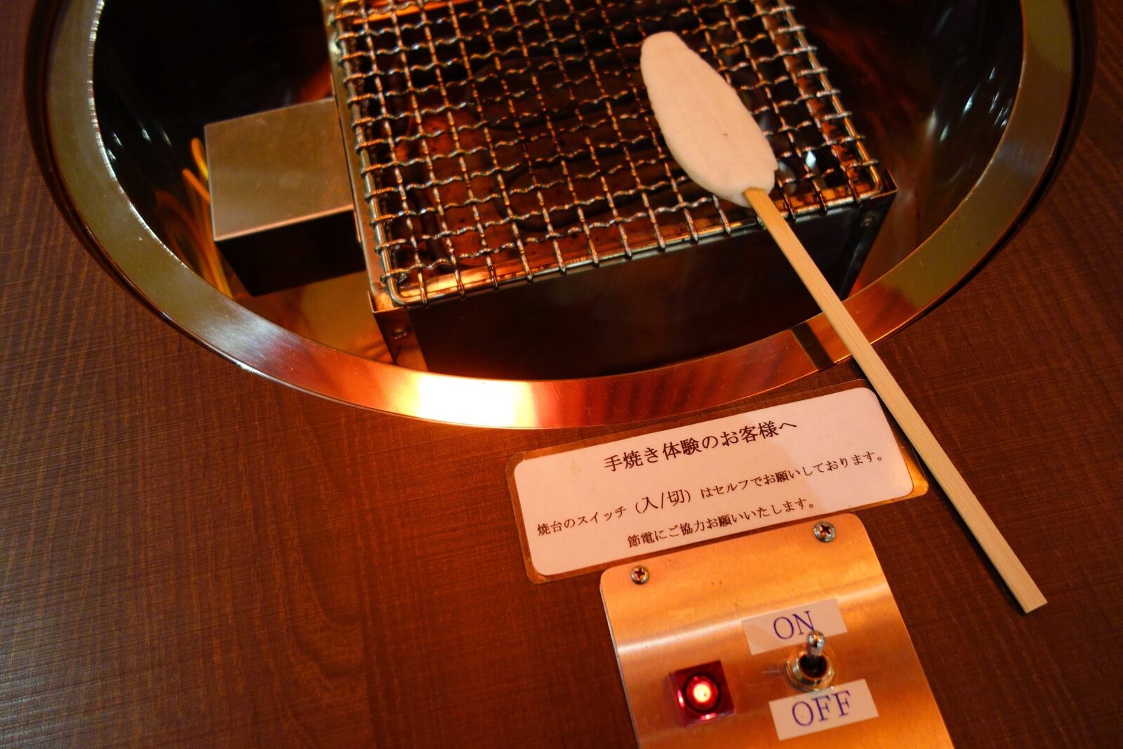 松島名物、笹かまぼこの手焼き体験の様子