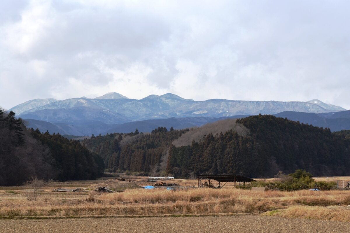 おしらじの滝がある高原山・八方ヶ原の山並み(矢板市上伊佐野より)