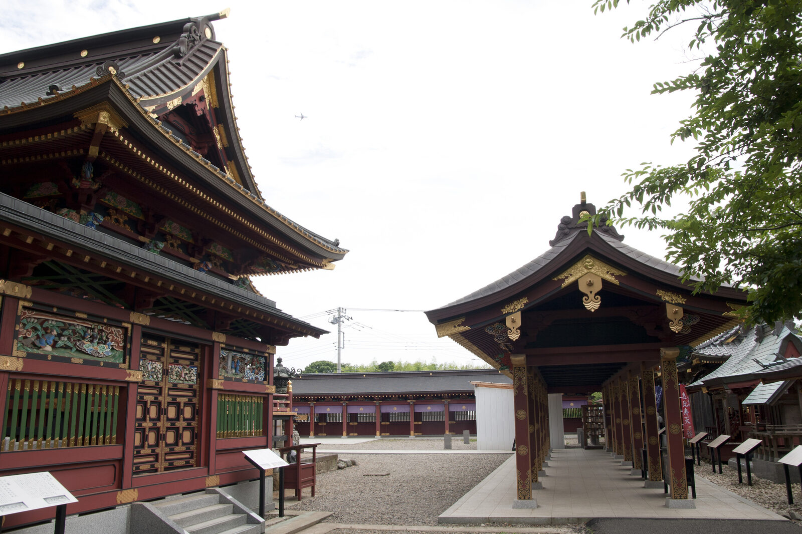 大杉神社の境内、廻廊が続く様子