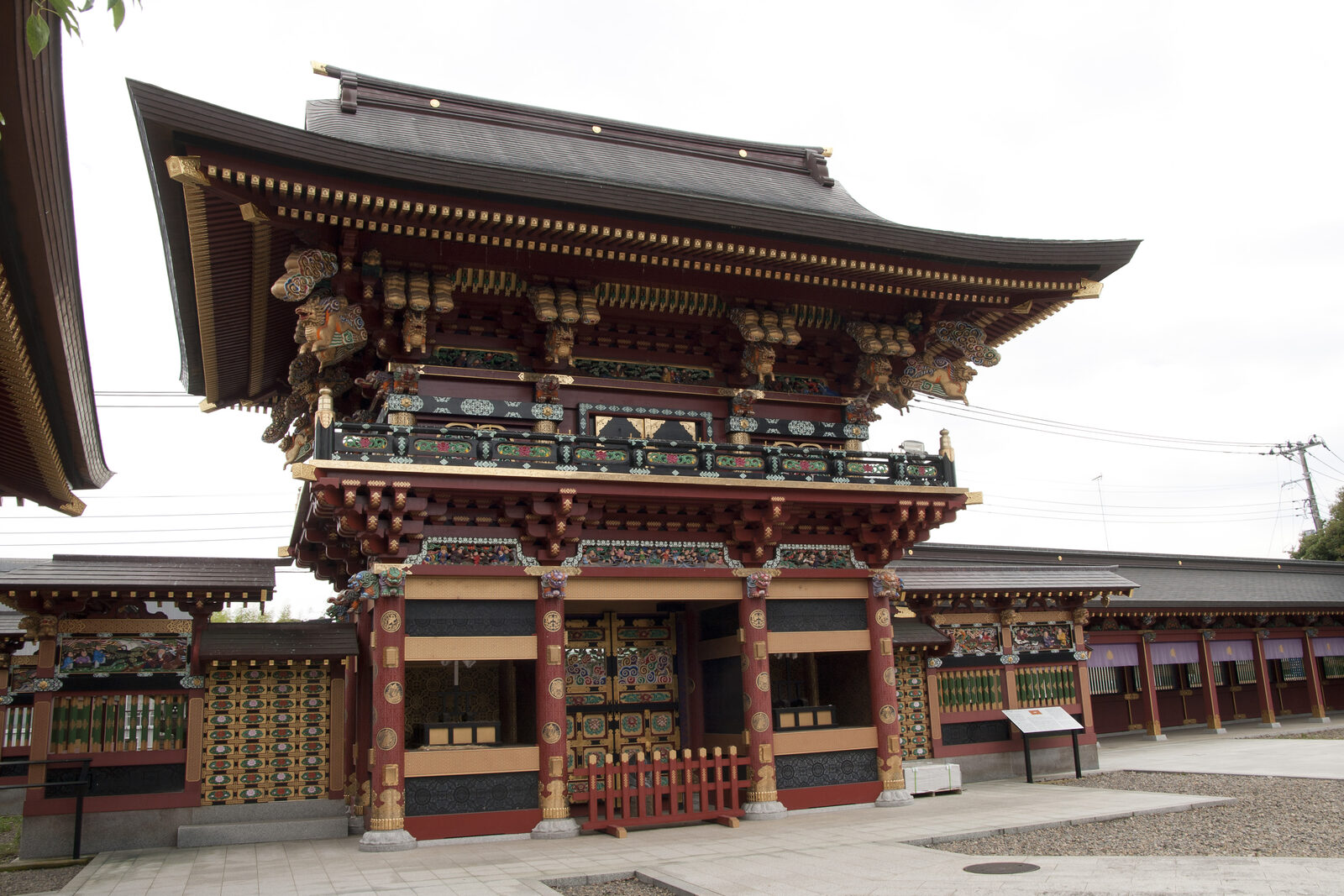大杉神社の豪華絢爛な楼門、金彩と極彩色の彫刻