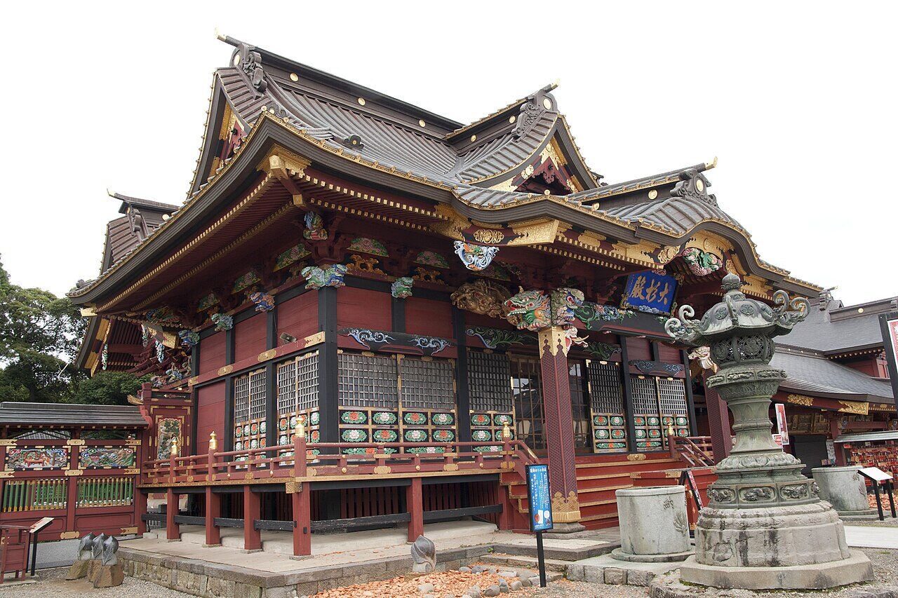 大杉神社の社殿を斜めから望む、石灯籠と極彩色の彫刻