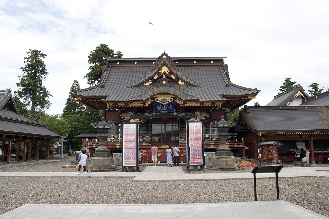 大杉神社の社殿「大杉殿」正面と参拝者