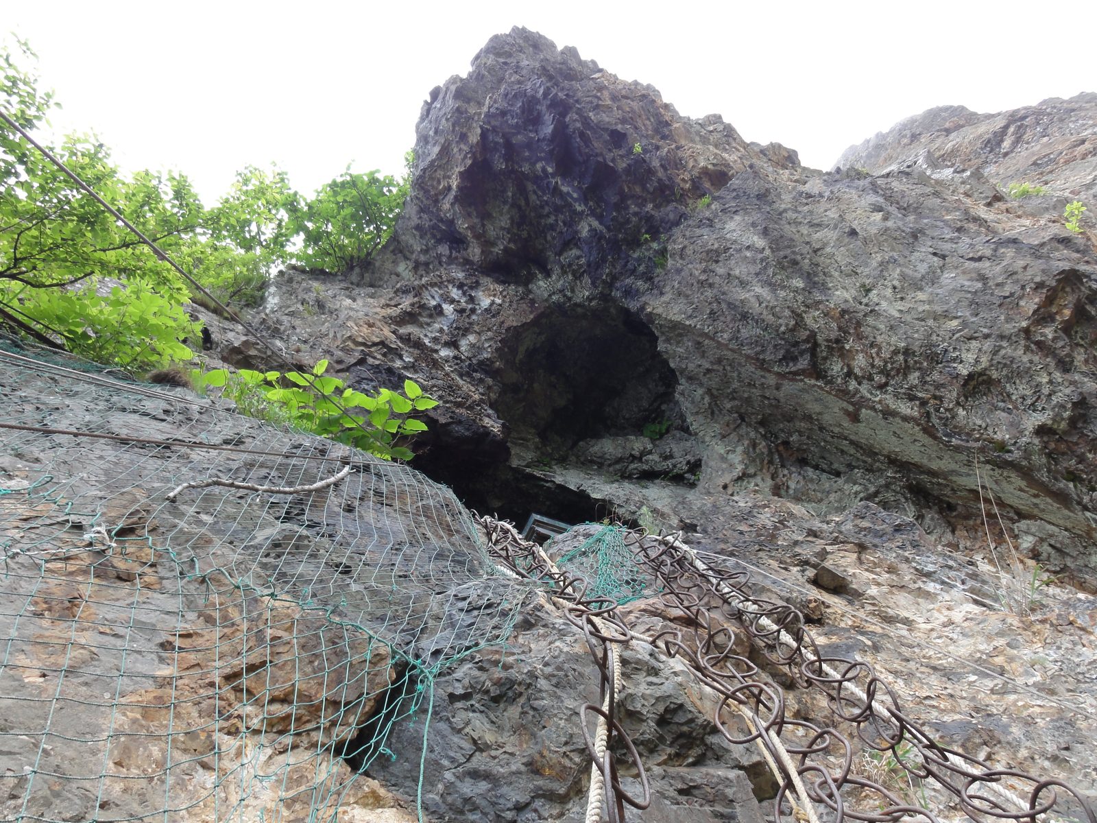 太田山神社の本殿が鎮座する岩窟