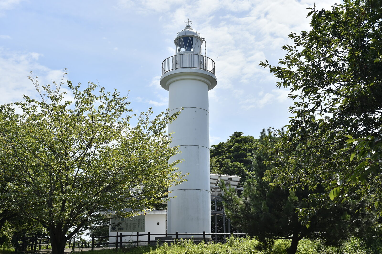 大津岬灯台と太平洋の眺め