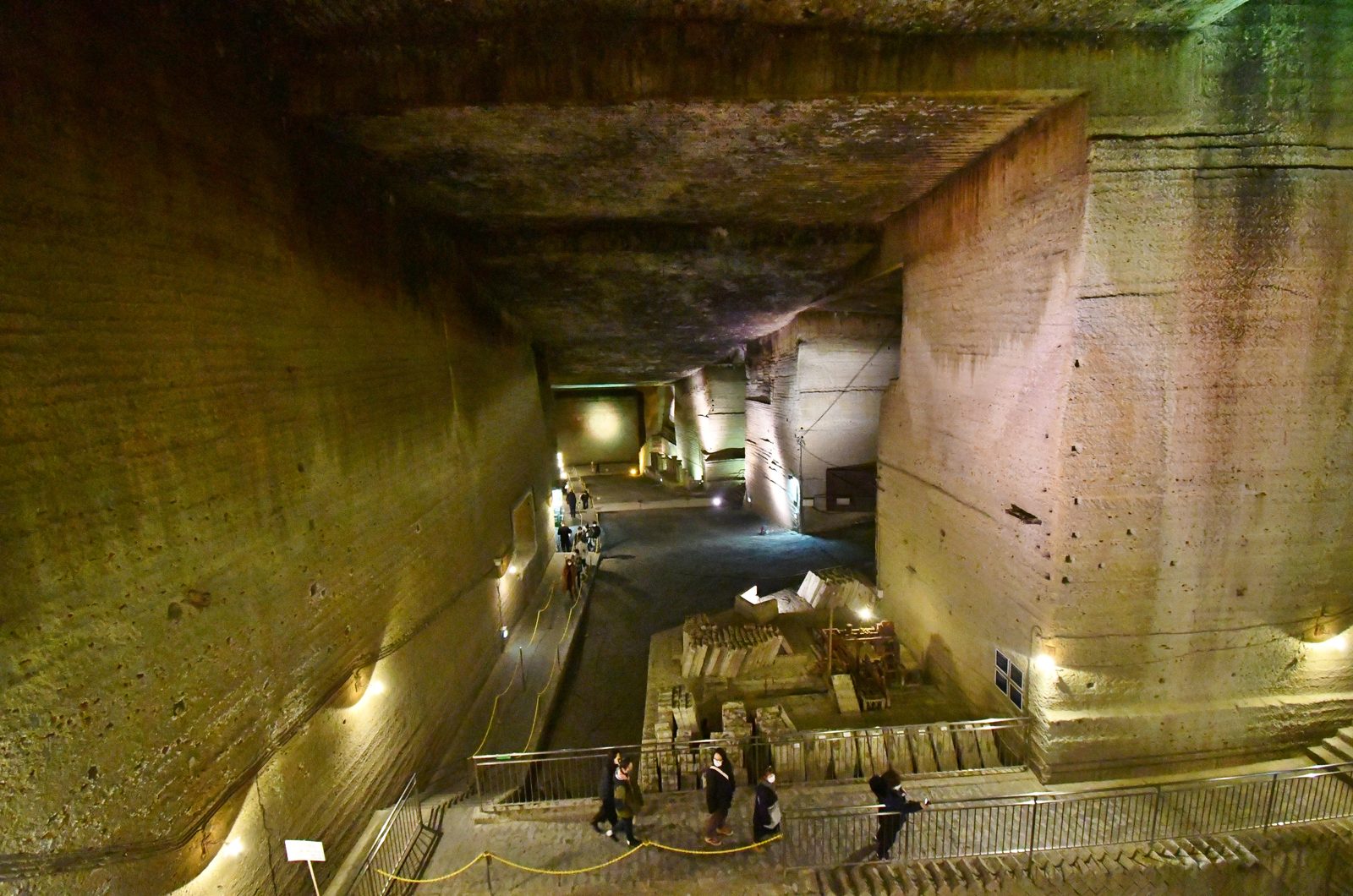 大谷資料館の地下採掘場跡、石段の先に広がる巨大な地下空間