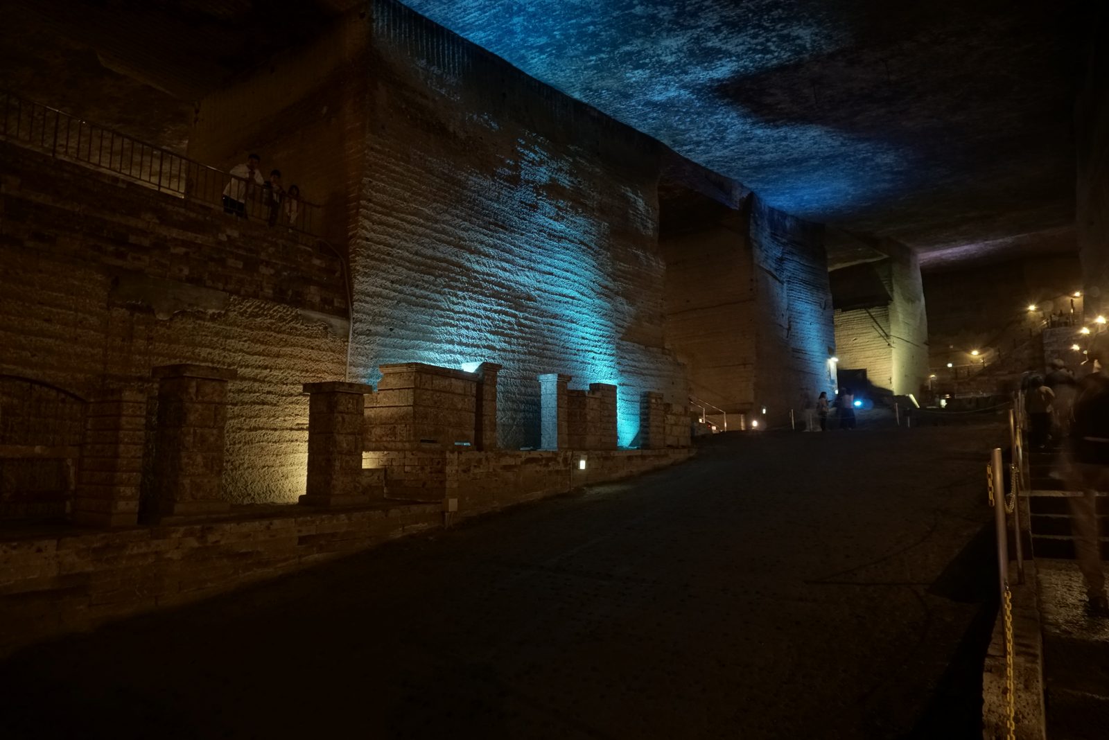 手掘り時代のツルハシ跡が残る大谷資料館の岩壁