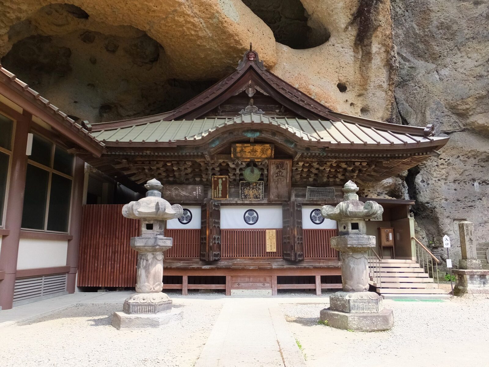 大谷石の岩肌に抱かれるように建つ大谷寺の観音堂