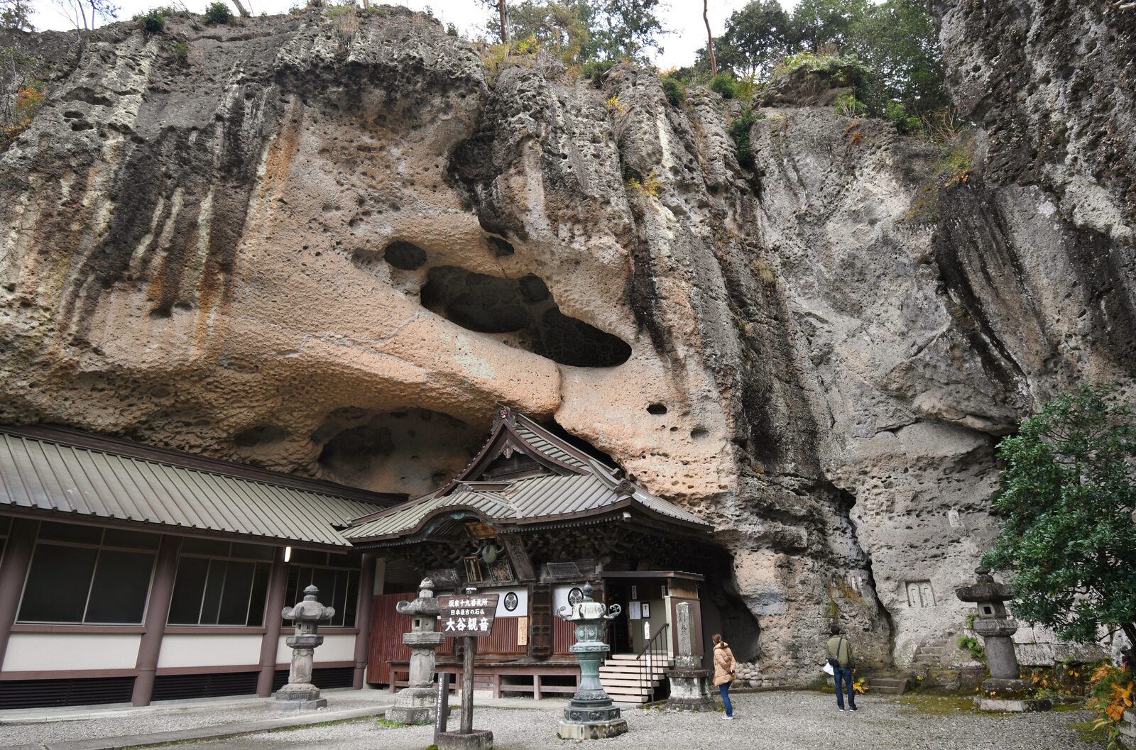 石灯籠越しに見る大谷寺観音堂の正面と迫る凝灰岩の岩肌