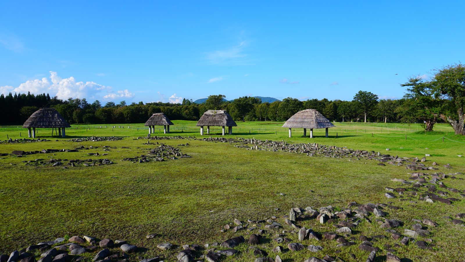 大湯環状列石(野中堂環状列石)の全景と日除け屋根