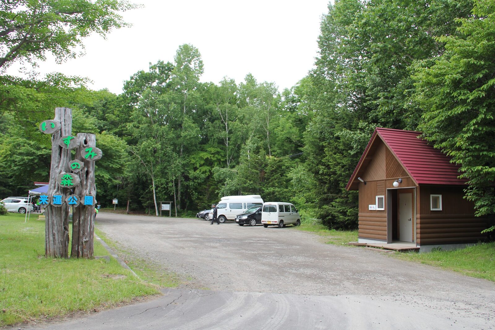 来運神社の木製鳥居と扁額・斜里岳山麓の湧水の森