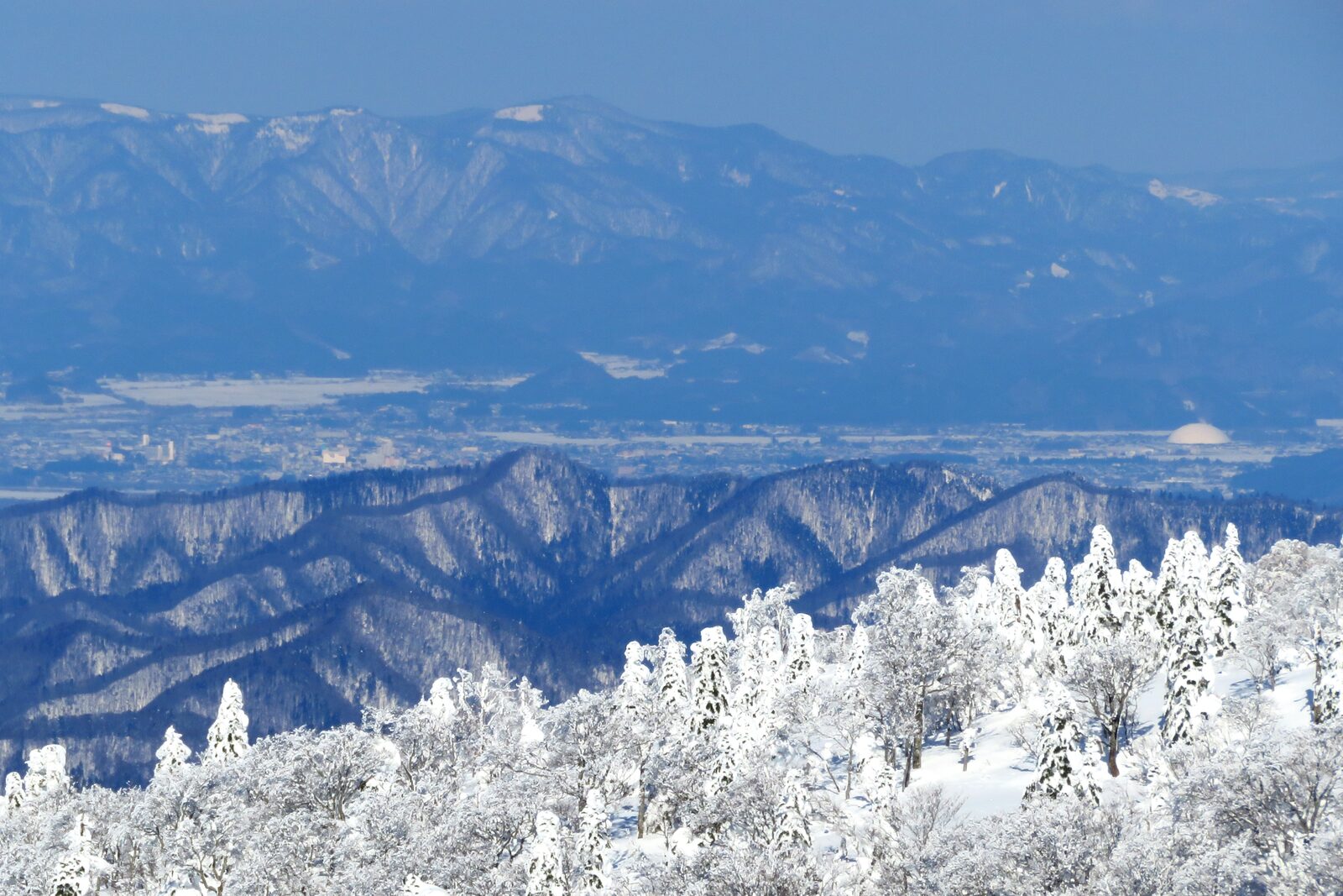 森吉山から望む大館盆地の雪景色