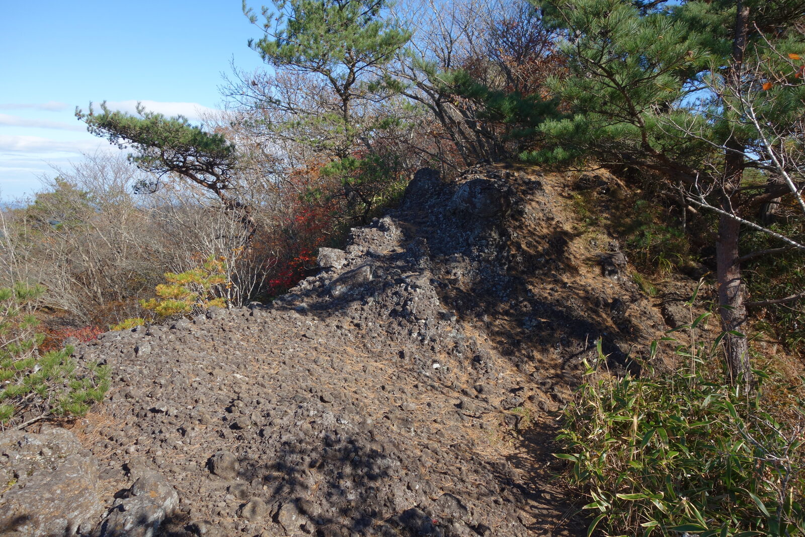 霊山の蟻の戸渡り、両側が切れ落ちた断崖に架かる岩の登山道