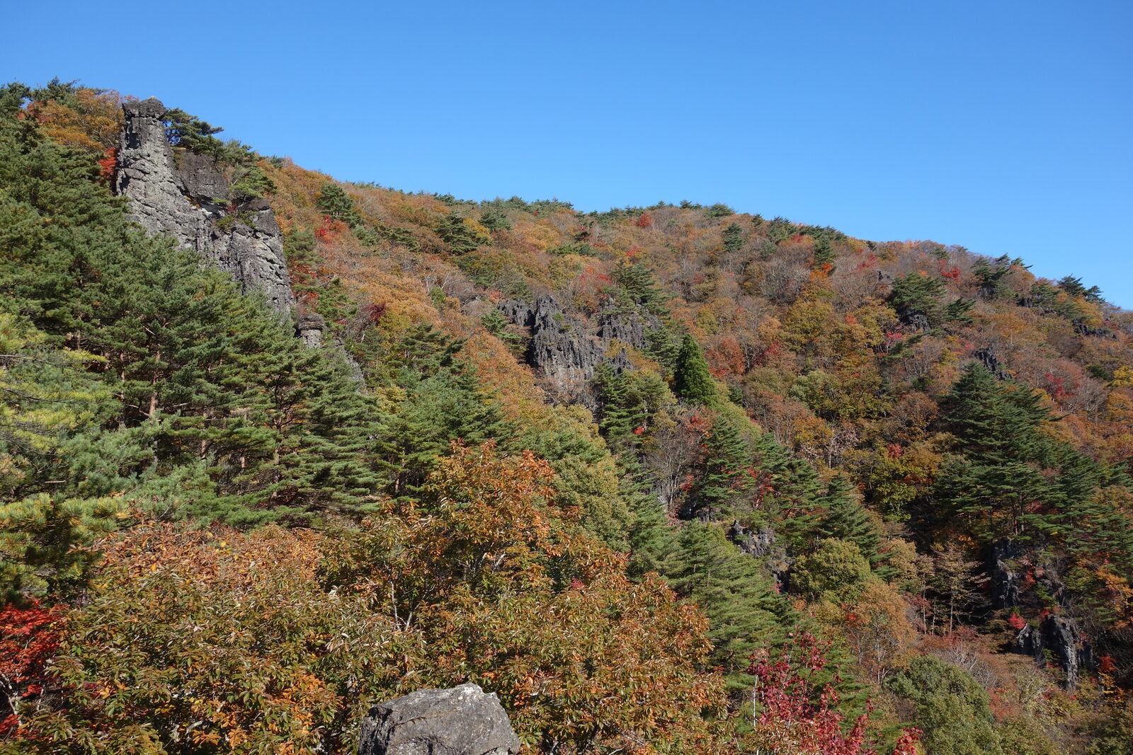 霊山の奇岩、弁天岩