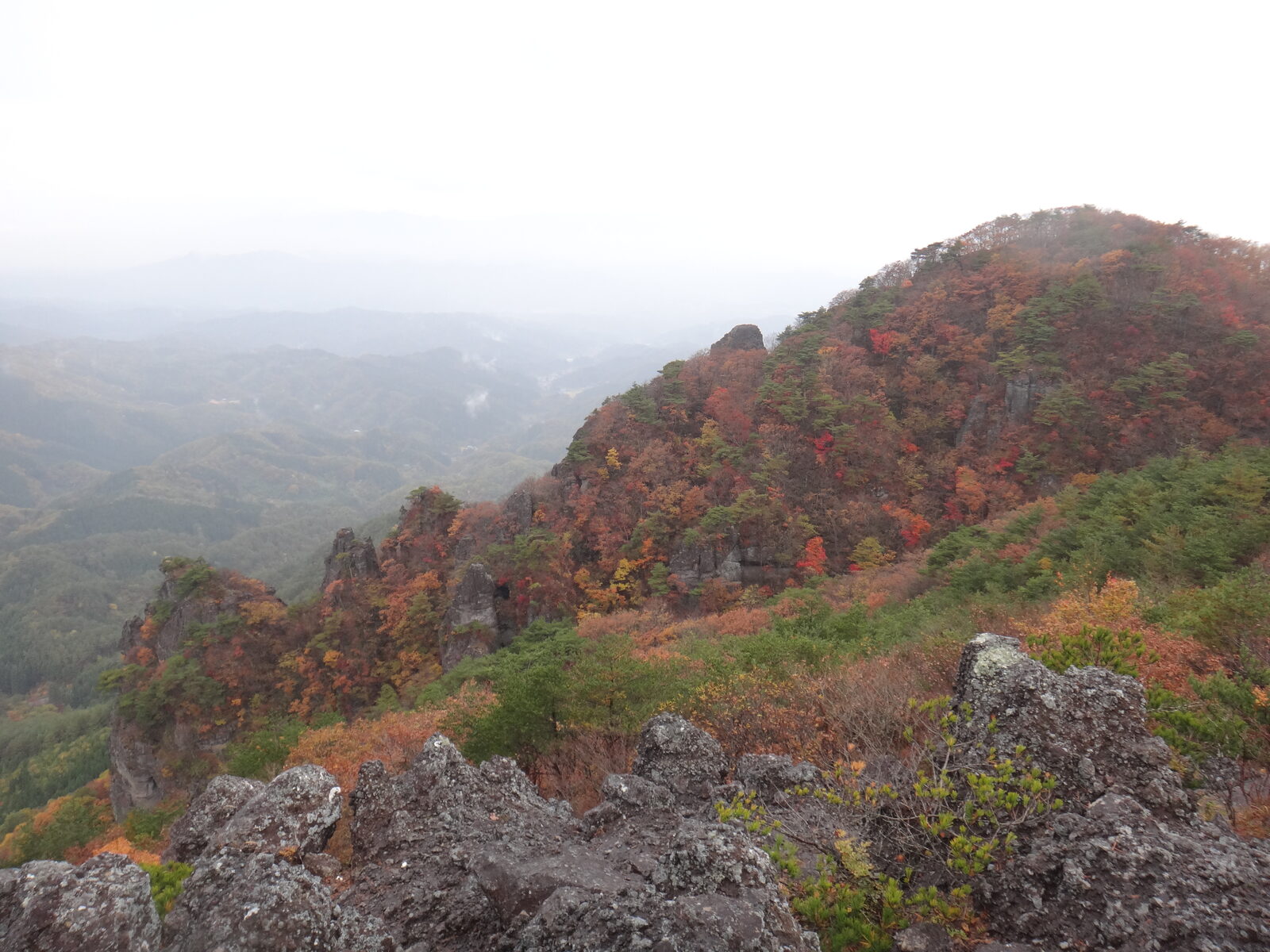 紅葉に染まる霊山の岩肌