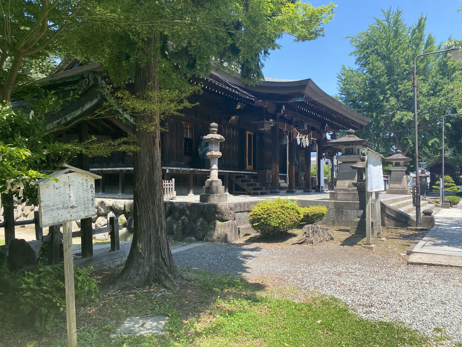 鳥海月山両所宮の拝殿と境内の御神木