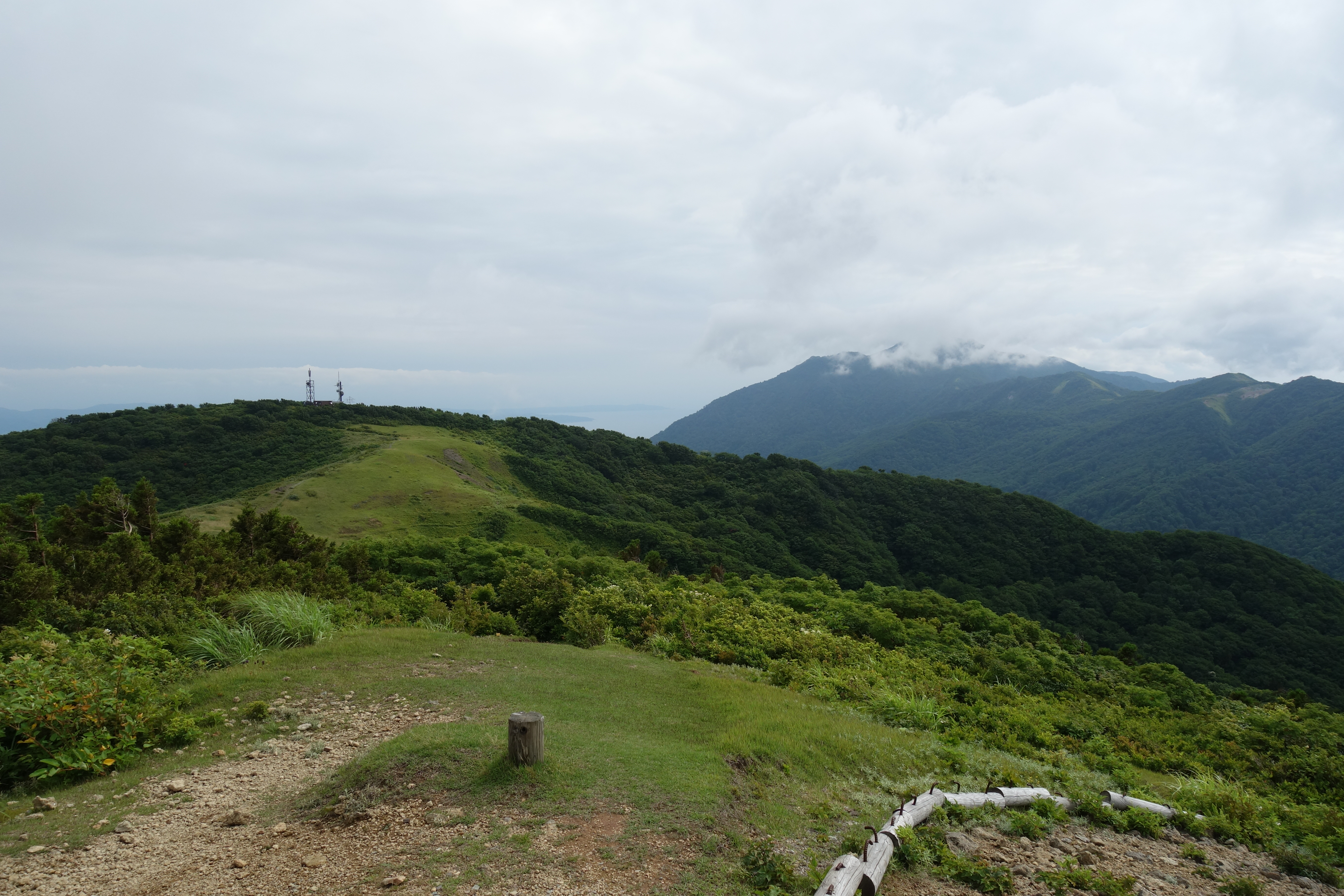 ドンデン山（尻立山）から金北山を望む