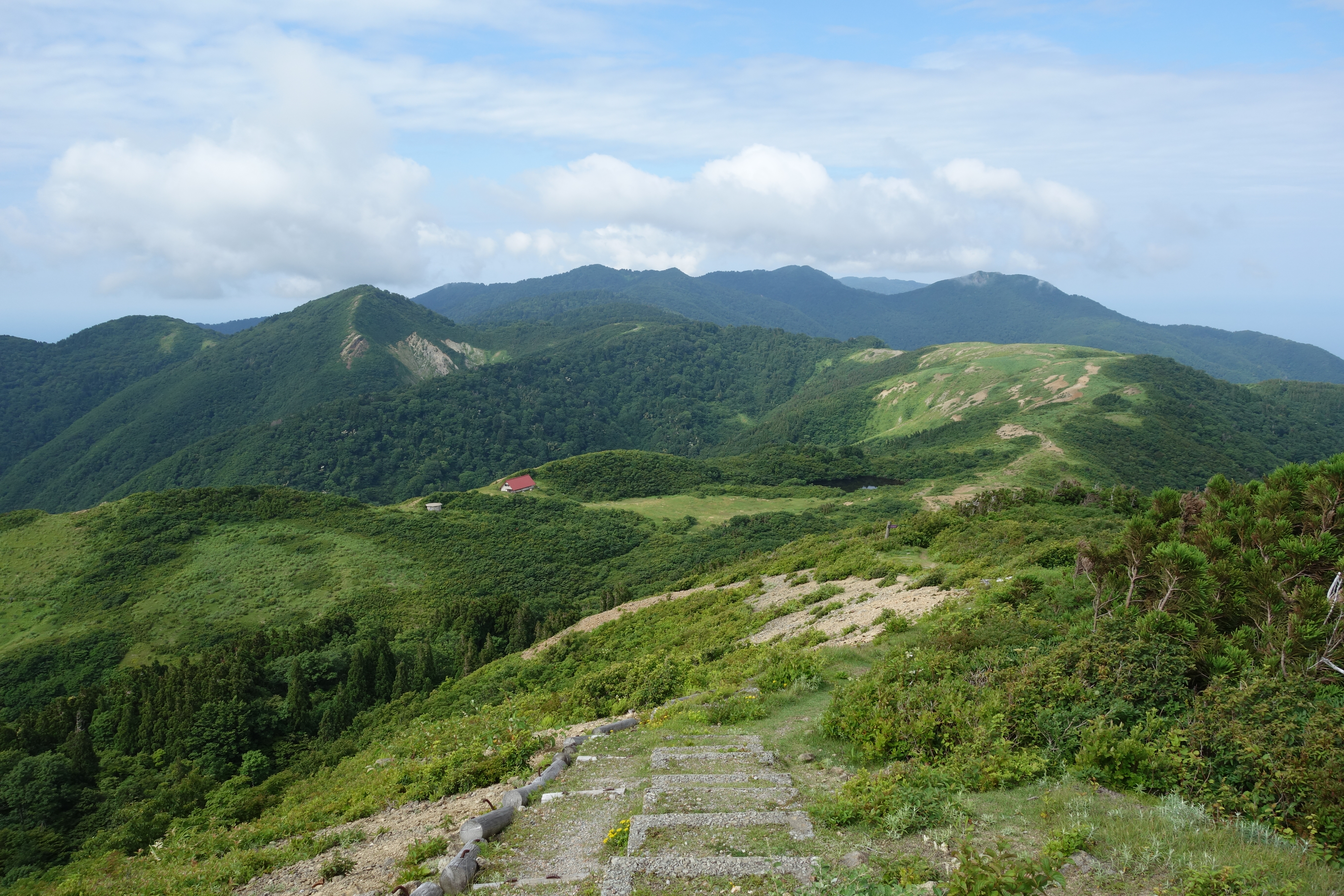 尻立山から望むドンデン高原の草原