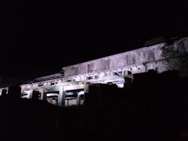 夜間ライトアップされた北沢浮遊選鉱場跡