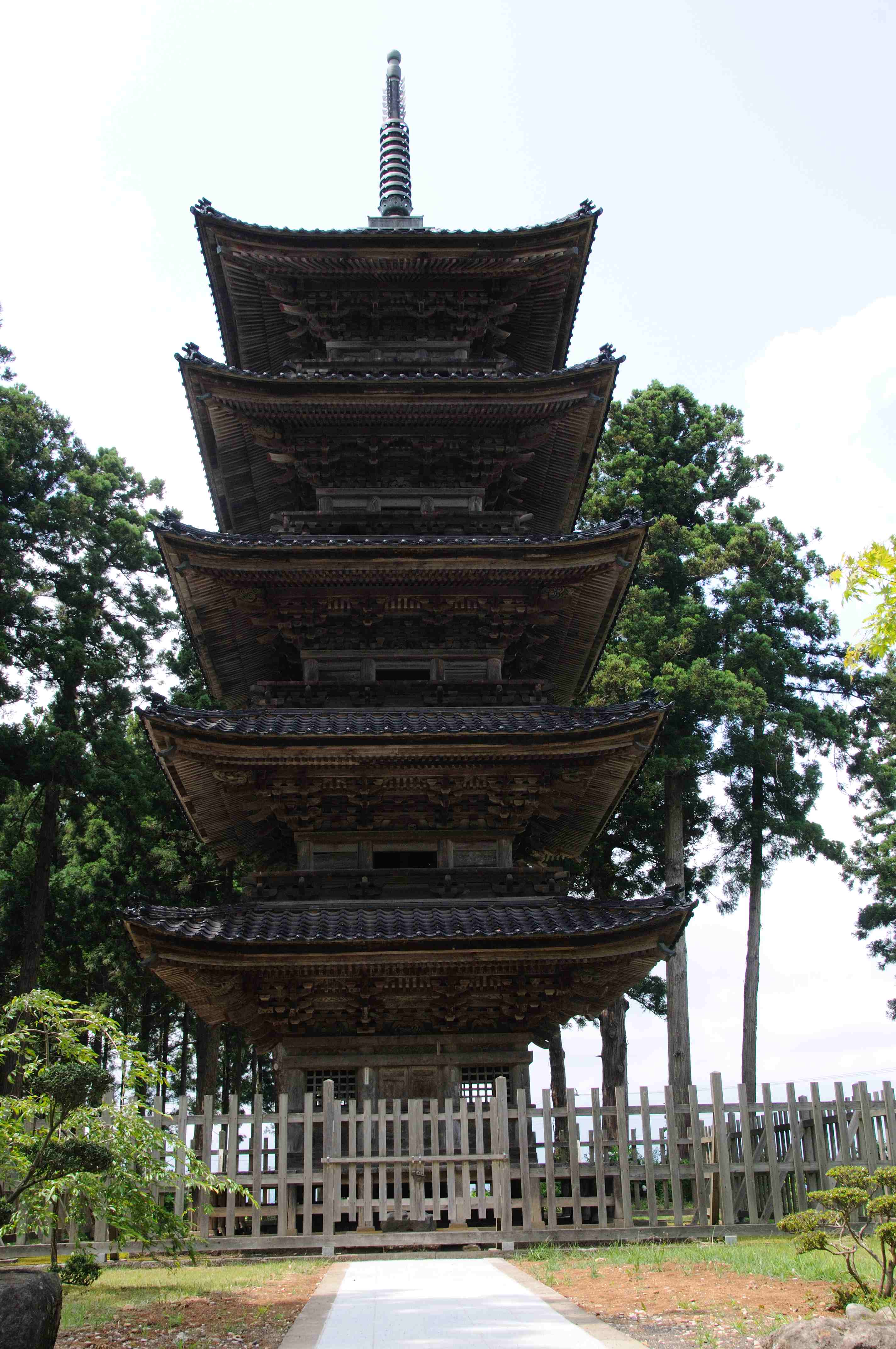 新潟県内唯一の五重塔、妙宣寺の五重塔