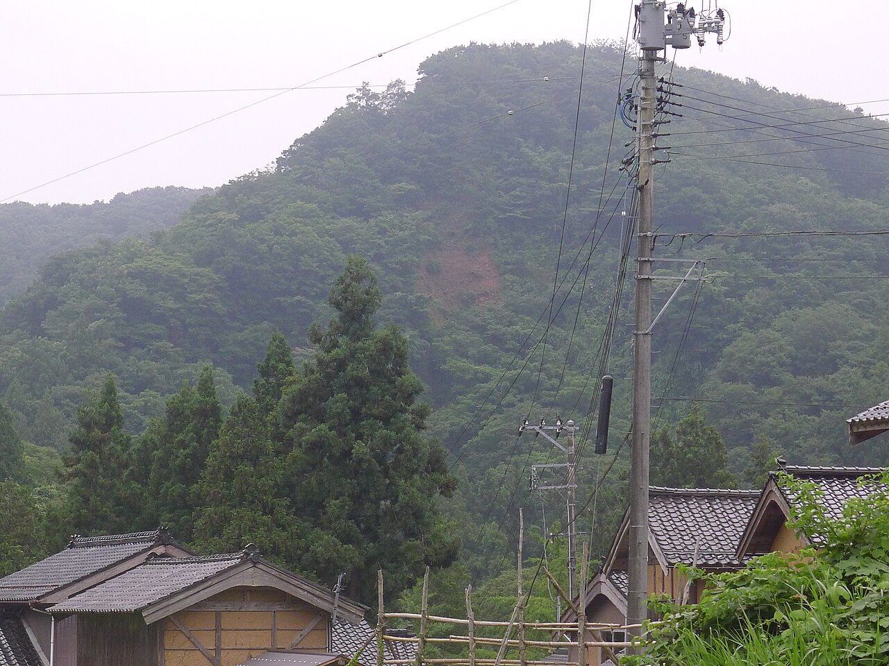 砂金採掘の痕跡が残る虎丸山