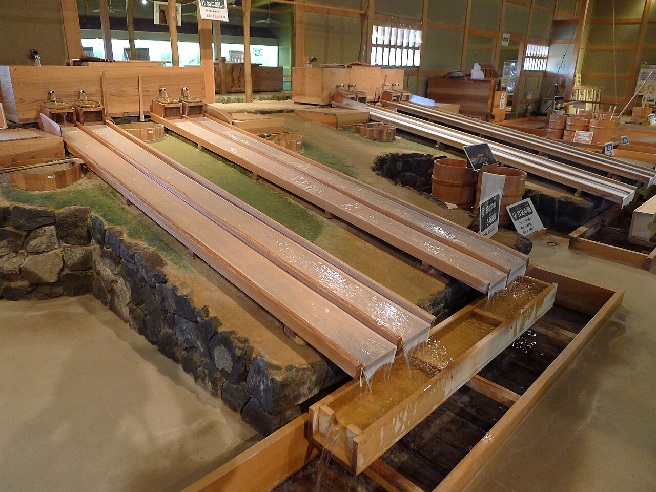 勝場内に復元された金銀精錬の作業設備「ねこ流し」