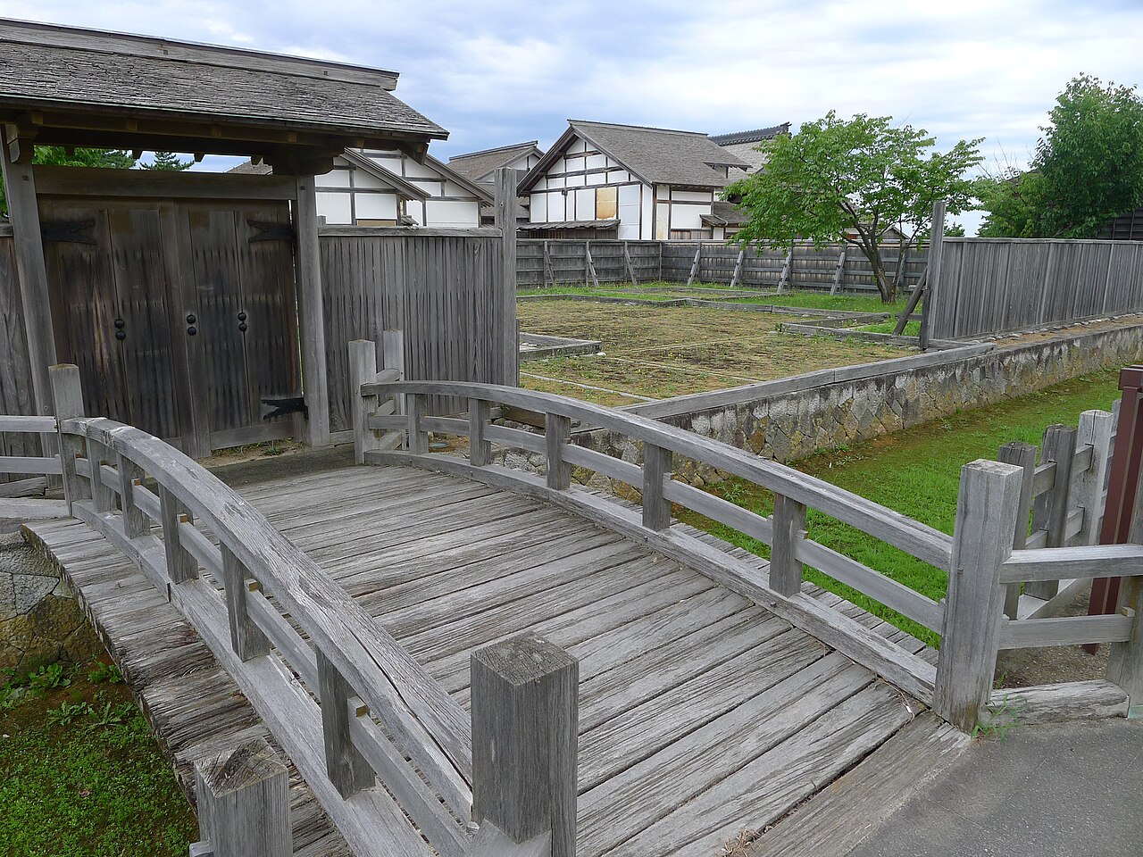 史跡佐渡奉行所跡の復元された門と堀にかかる橋