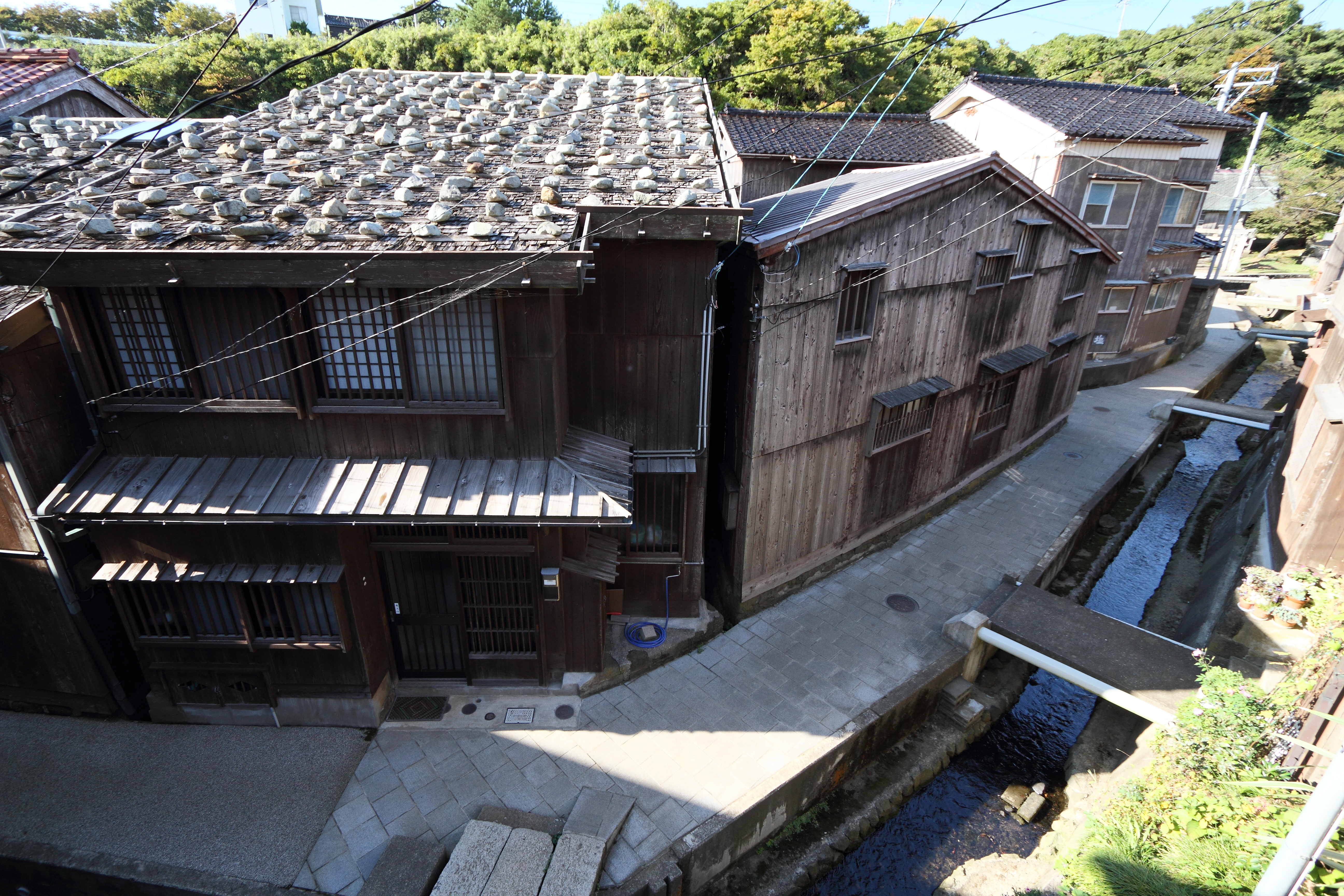 船板壁の家々が密集する宿根木の町並み