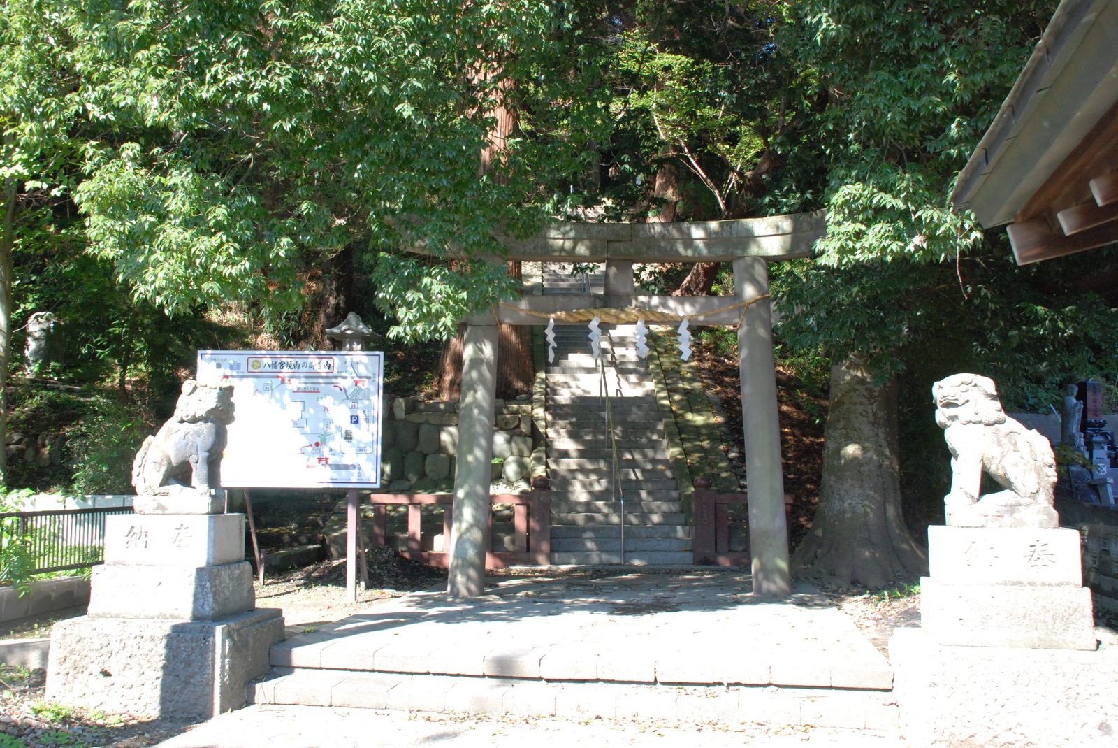 寒河江八幡宮の表参道、鳥居と一対の狛犬