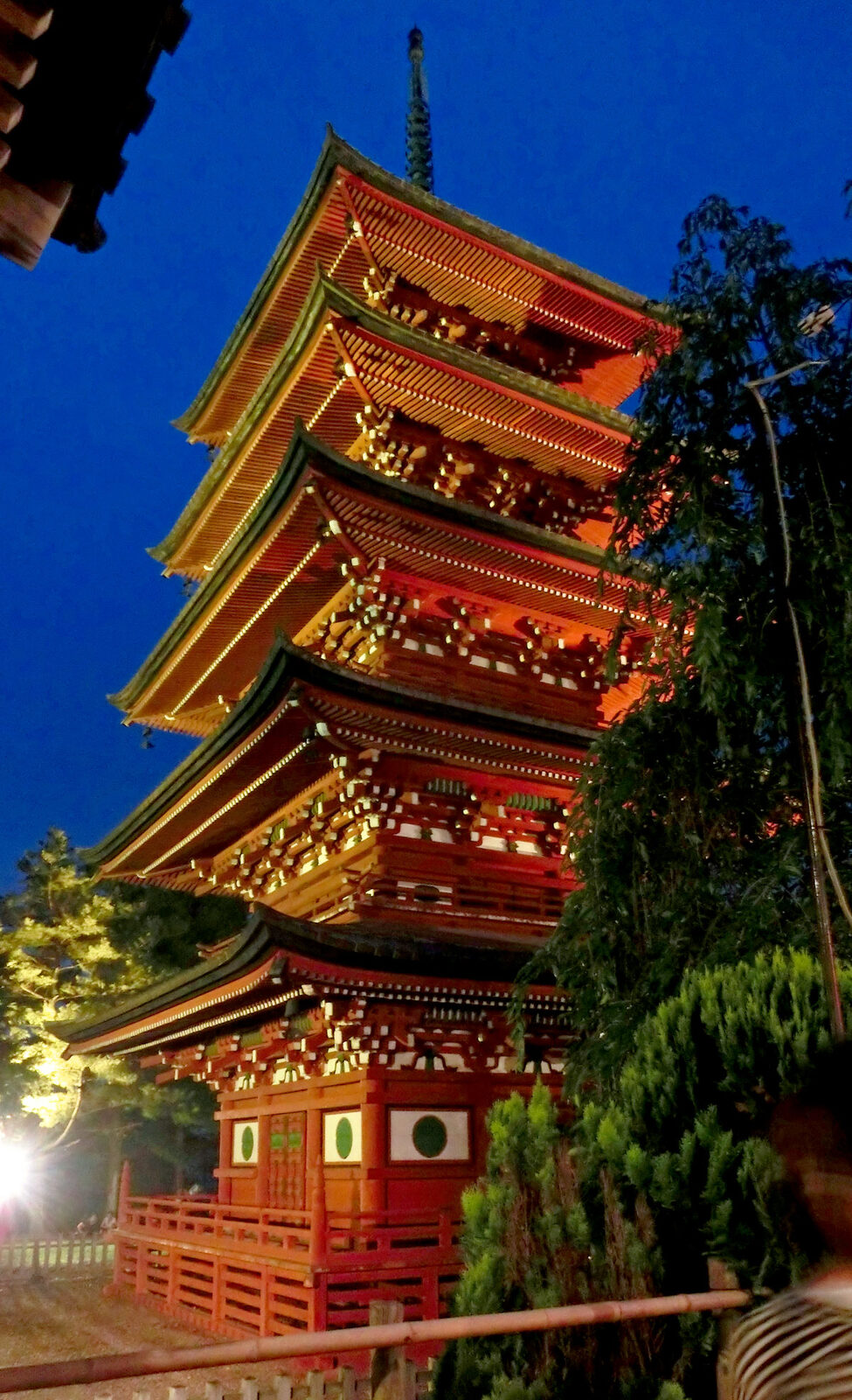 新緑に包まれる夏の最勝院境内と五重塔
