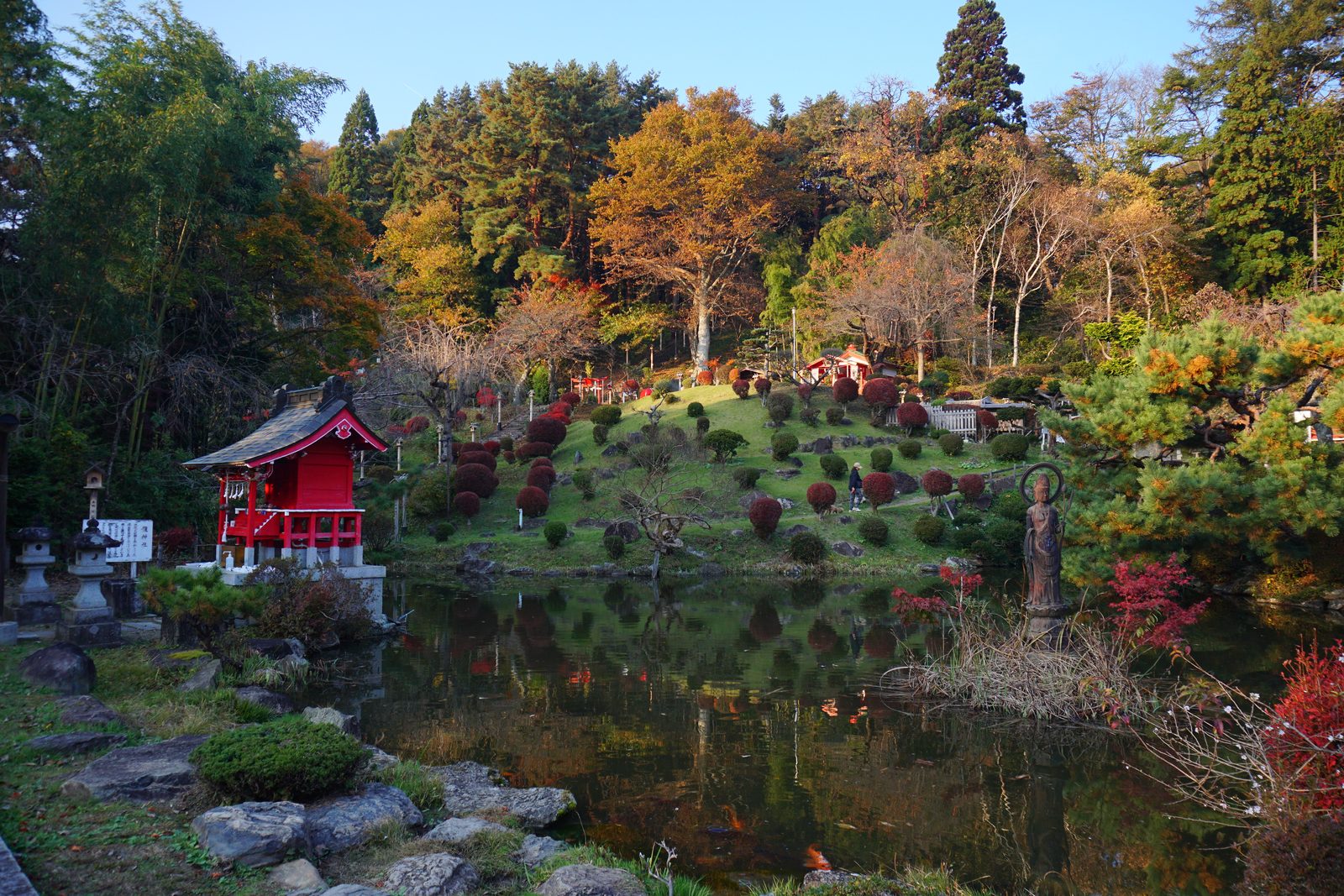 榊山稲荷神社の名勝庭園「緑風苑」と心字の池、紅葉に染まる境内社