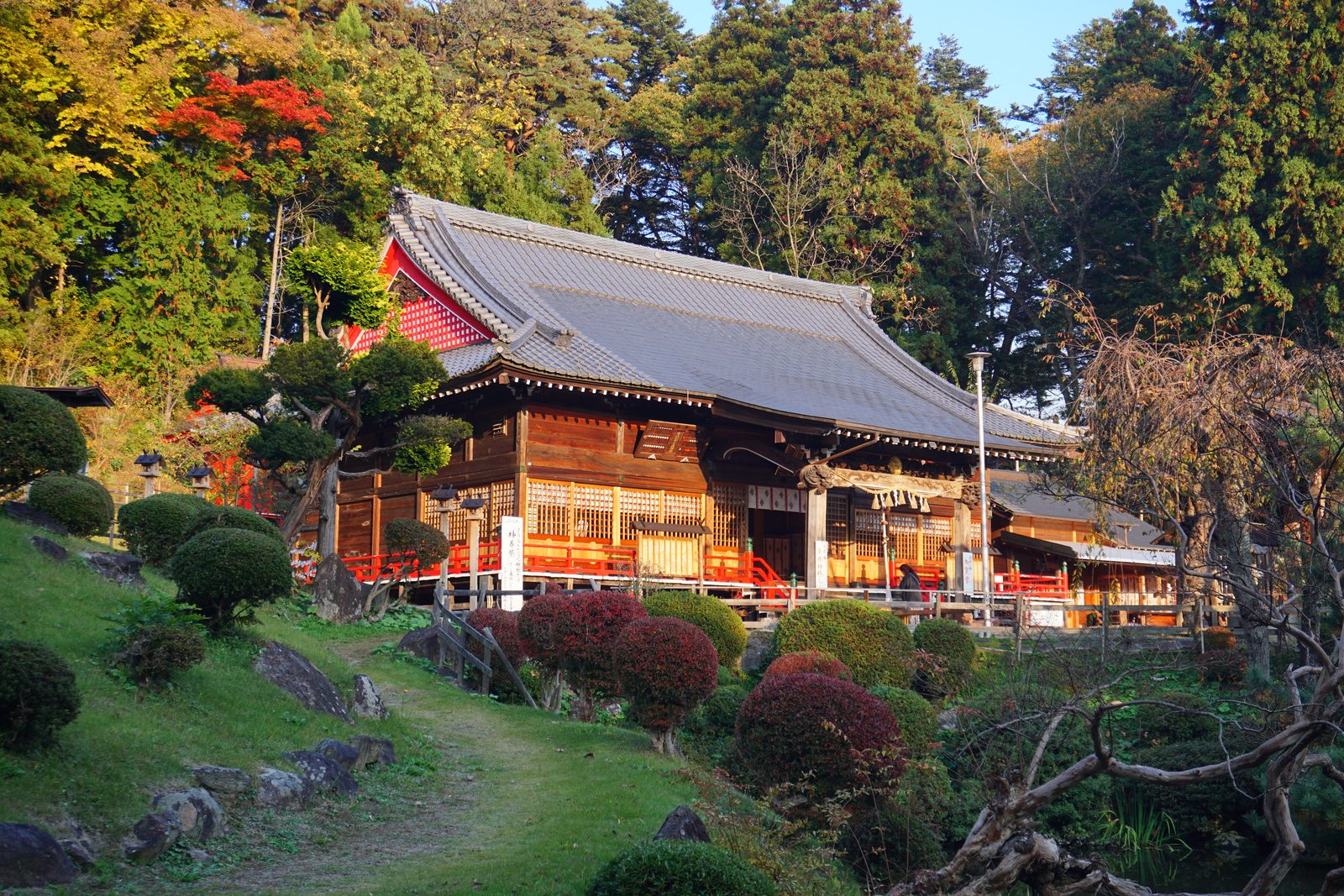 榊山稲荷神社の風格ある社殿、紅葉の中に佇む本殿
