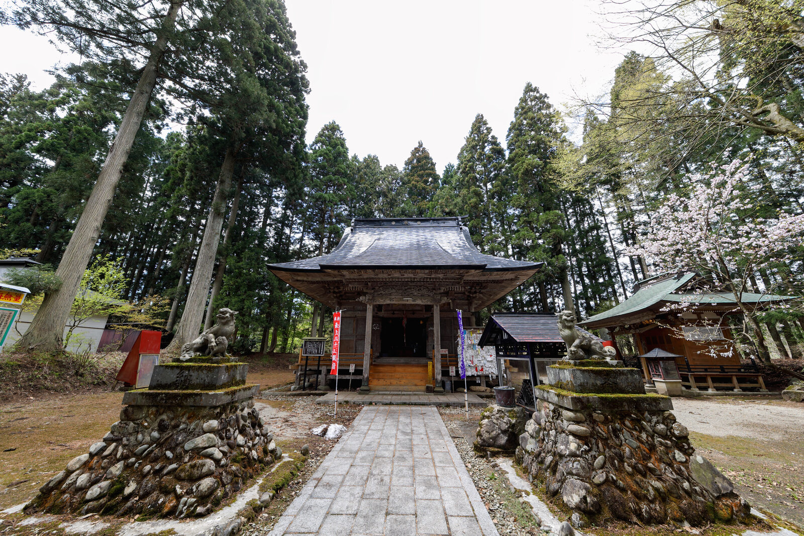 鮭川村にある天台宗の寺院、庭月山月蔵院(庭月観音)の外観