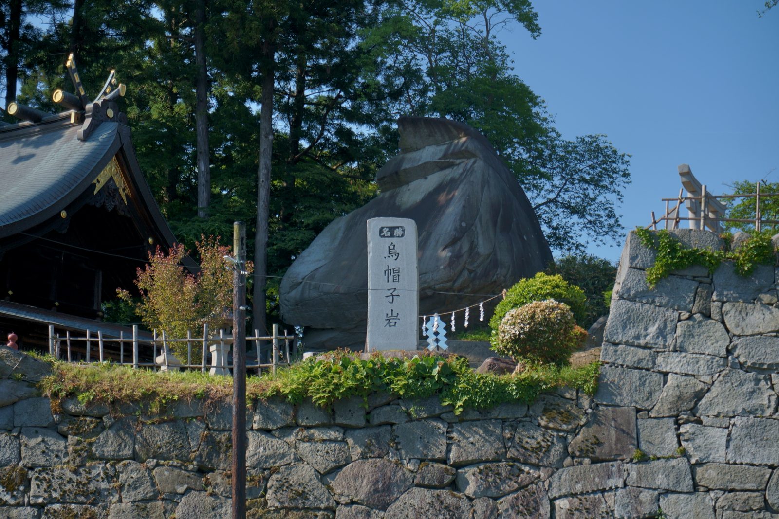 盛岡城跡公園に鎮座する櫻山神社、拝殿の裏にそびえる巨大な烏帽子岩